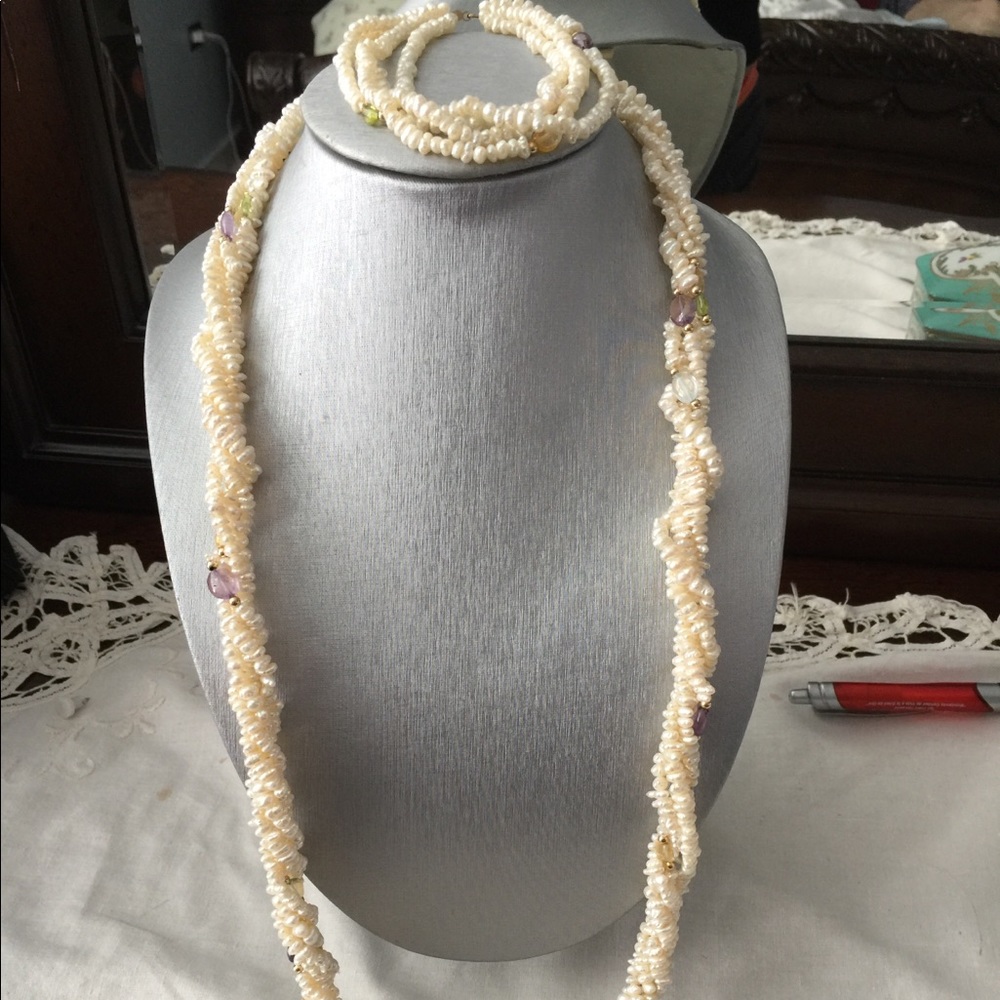 Women’s set necklace and bracelet